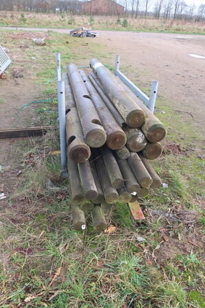 Div. Barreller med træ, tagplader, stolper m.m.