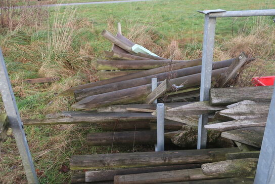 Div. Barreller med træ, tagplader, stolper m.m.