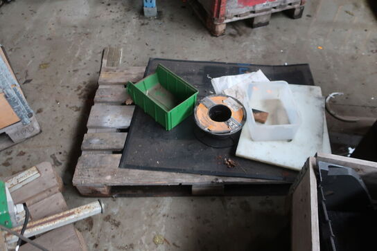 Div. Paller, pallerammer, reservedele, varelager m.m.