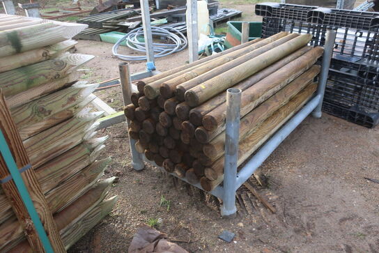 Bareller, paller med indhold, hegnsstolper m.m.