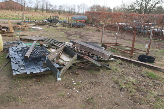 Bareller, paller med indhold, hegnsstolper m.m.