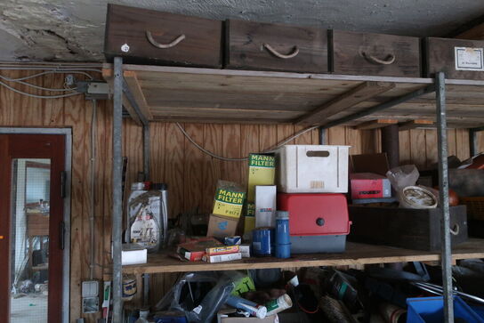 Reol med div. Reservedele og varelager samt rullevogn med indhold m.m.