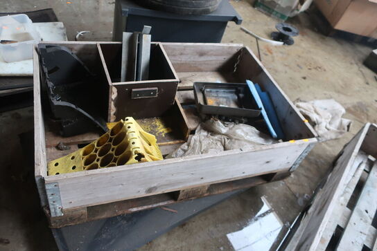 Div. Paller, pallerammer, reservedele, varelager m.m.