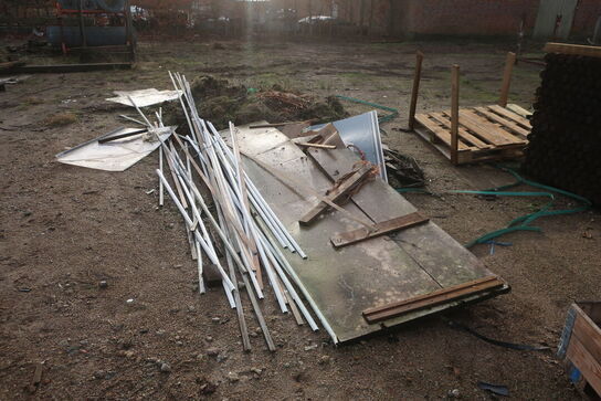 Bareller, paller med indhold, hegnsstolper m.m.