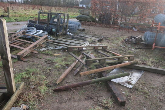 Bareller, paller med indhold, hegnsstolper m.m.