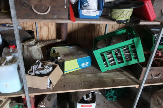 Reol med div. Reservedele og varelager samt rullevogn med indhold m.m.