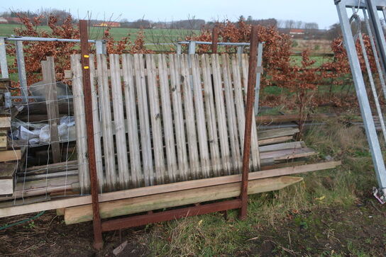 Div. Barreller med træ, tagplader, stolper m.m.