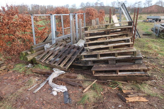 Div. Barreller med træ, tagplader, stolper m.m.