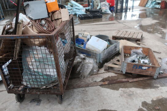 Div. Paller, pallerammer, reservedele, varelager m.m.