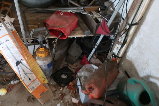 Reol med div. Reservedele og varelager samt rullevogn med indhold m.m.