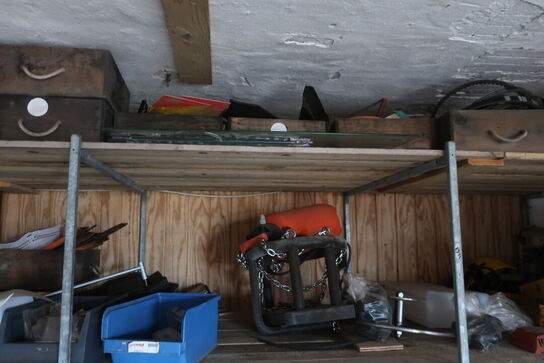 Reol med div. Reservedele og varelager samt rullevogn med indhold m.m.