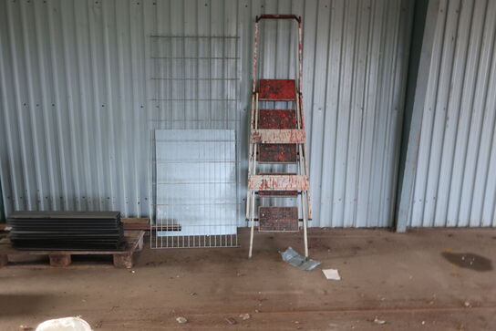 2 stk. rullebukke, paller, reoler, reservedele, værktøj, stiger m.m.