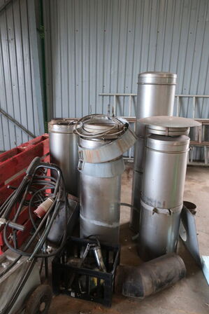 2 stk. rullebukke, paller, reoler, reservedele, værktøj, stiger m.m.