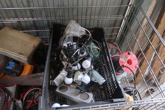 2 stk. rullebukke, paller, reoler, reservedele, værktøj, stiger m.m.