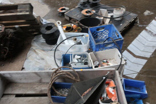 Div. Paller, pallerammer, reservedele, varelager m.m.