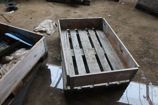 Div. Paller, pallerammer, reservedele, varelager m.m.