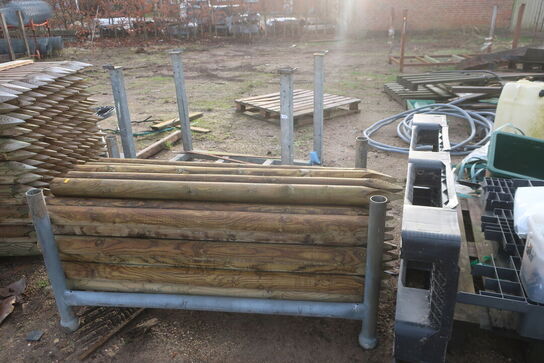 Bareller, paller med indhold, hegnsstolper m.m.