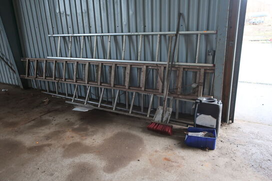 2 stk. rullebukke, paller, reoler, reservedele, værktøj, stiger m.m.