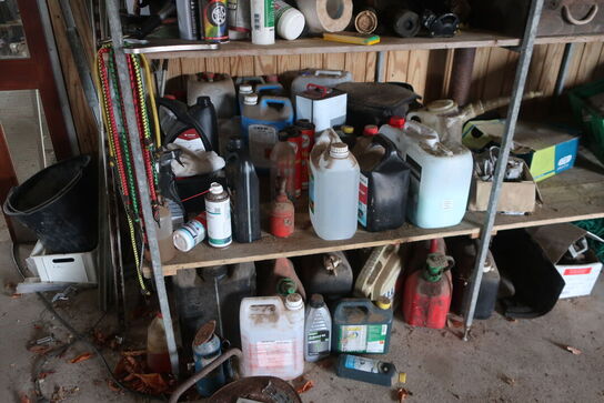 Reol med div. Reservedele og varelager samt rullevogn med indhold m.m.