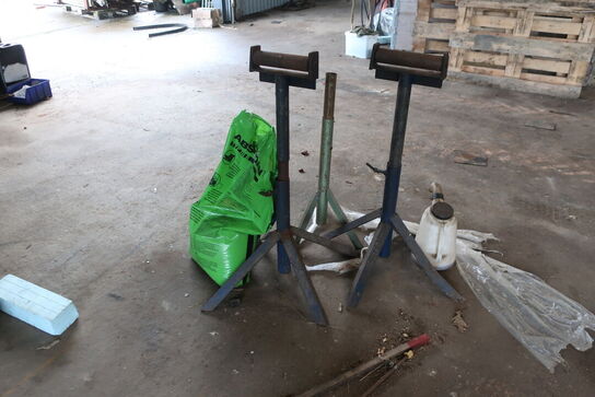 2 stk. rullebukke, paller, reoler, reservedele, værktøj, stiger m.m.