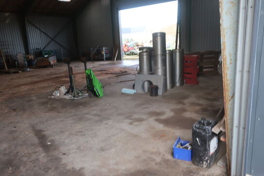 2 stk. rullebukke, paller, reoler, reservedele, værktøj, stiger m.m.