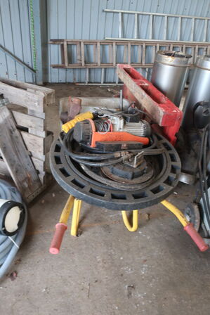 2 stk. rullebukke, paller, reoler, reservedele, værktøj, stiger m.m.