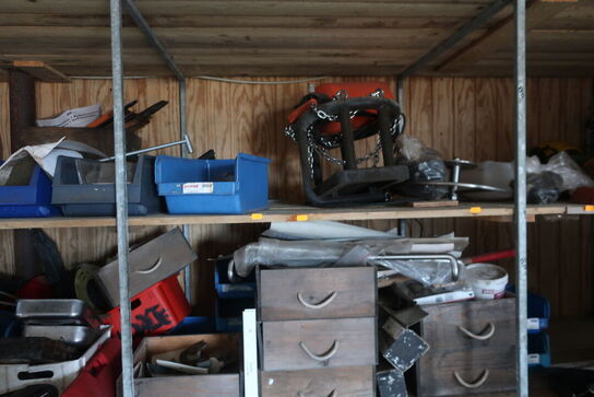 Reol med div. Reservedele og varelager samt rullevogn med indhold m.m.