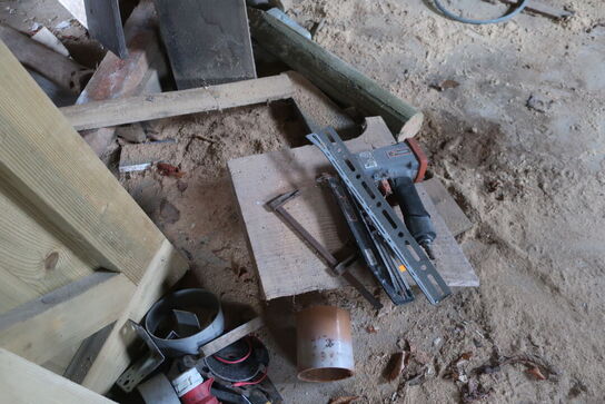 Div. Træ, hegn, værktøj, løftestroppe, buskrydder m.m.