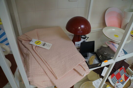 Lampe, sengetøj, m.v.