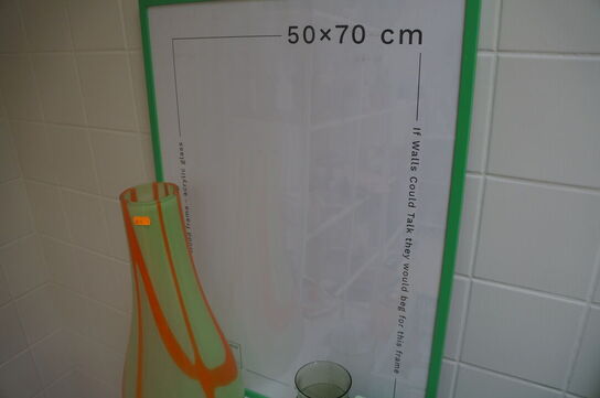 Diverse billederammer, vase, m.v.