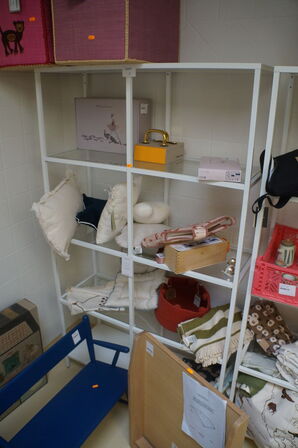 Reol med indhold af diverse puder, m.v.