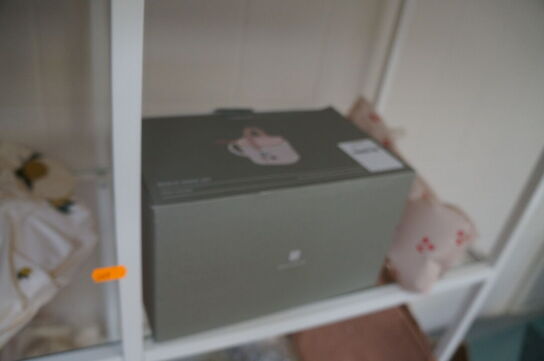 Reol med indhold af diverse puder, m.v.