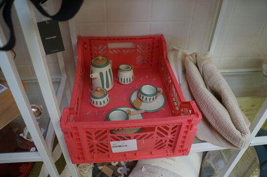 Reol med indhold af diverse puder, m.v.