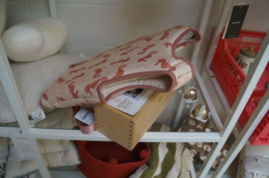 Reol med indhold af diverse puder, m.v.