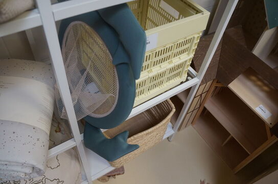 Reol med indhold af diverse puder, m.v.