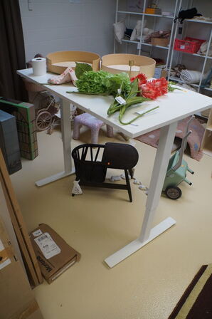 Højdejusterbart bord