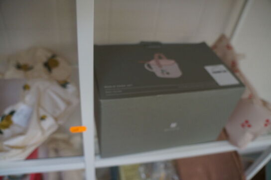 Reol med indhold af diverse puder, m.v.