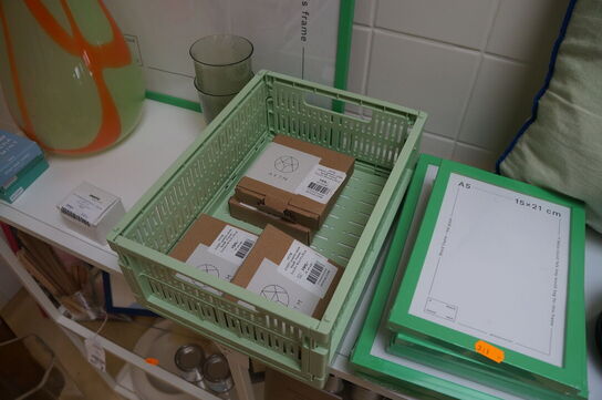 Diverse billederammer, vase, m.v.