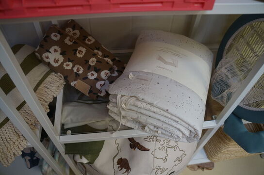 Reol med indhold af diverse puder, m.v.