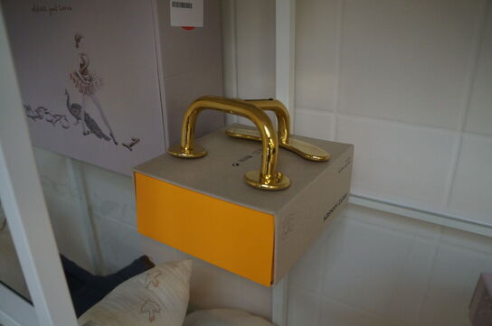 Reol med indhold af diverse puder, m.v.