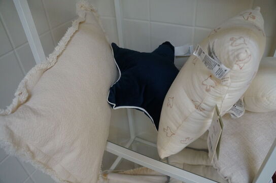 Reol med indhold af diverse puder, m.v.