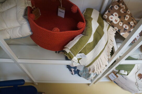 Reol med indhold af diverse puder, m.v.