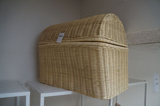 Reol med indhold af diverse puder, m.v.