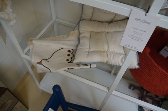 Reol med indhold af diverse puder, m.v.