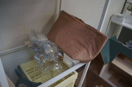 Reol med indhold af diverse puder, m.v.