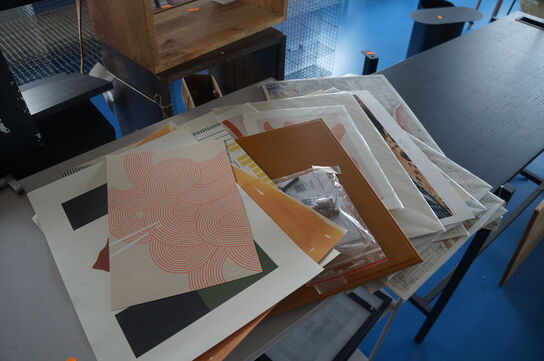 Reol inkl. Diverse plakater