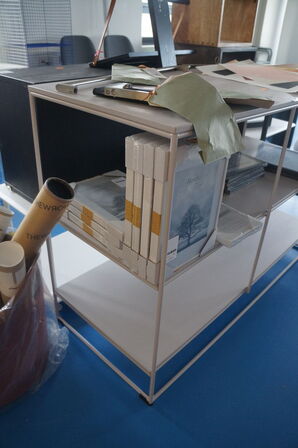 Reol inkl. Diverse plakater