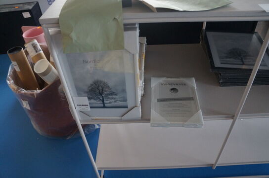 Reol inkl. Diverse plakater