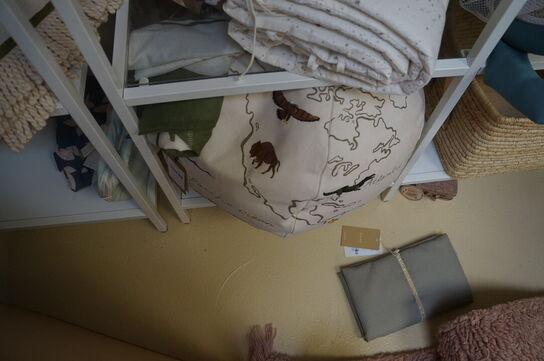 Reol med indhold af diverse puder, m.v.