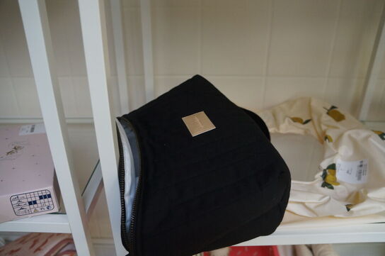 Reol med indhold af diverse puder, m.v.